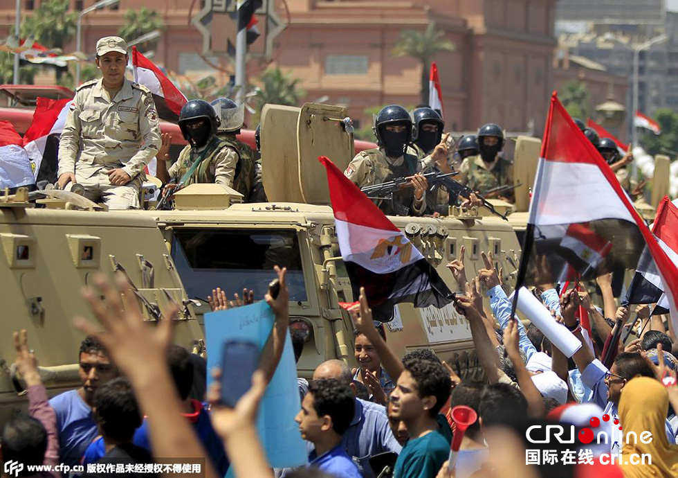 當(dāng)?shù)貢r(shí)間2015年8月6日，埃及開(kāi)羅，民眾集會(huì)慶祝新蘇伊士運(yùn)河開(kāi)通。圖片來(lái)源:CFP