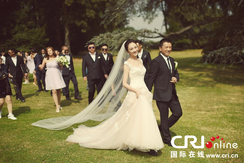 李小冉比利時(shí)辦婚禮 朱丹、鐘欣潼、應(yīng)采兒做伴娘