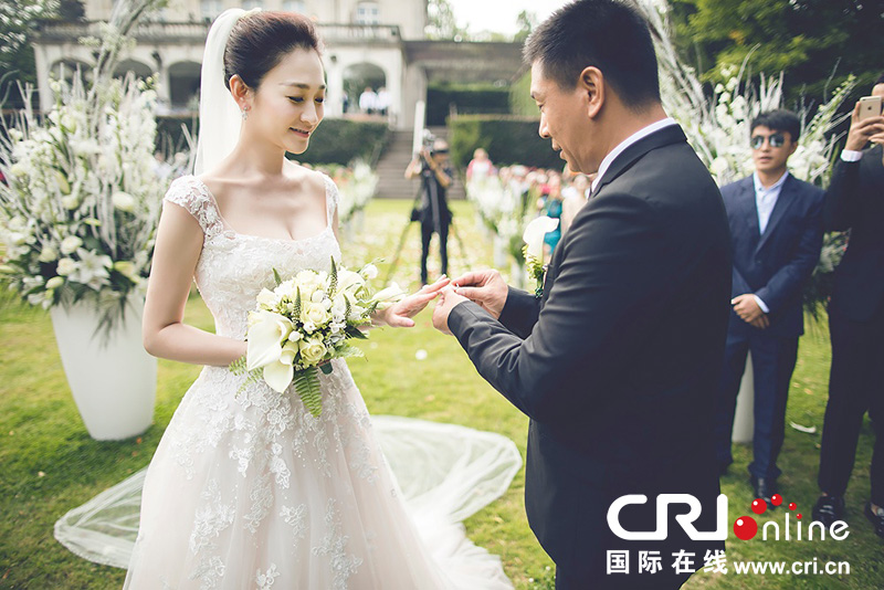 李小冉比利時(shí)辦婚禮 朱丹、鐘欣潼、應(yīng)采兒做伴娘