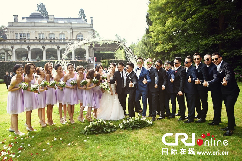 李小冉比利時(shí)辦婚禮 朱丹、鐘欣潼、應(yīng)采兒做伴娘