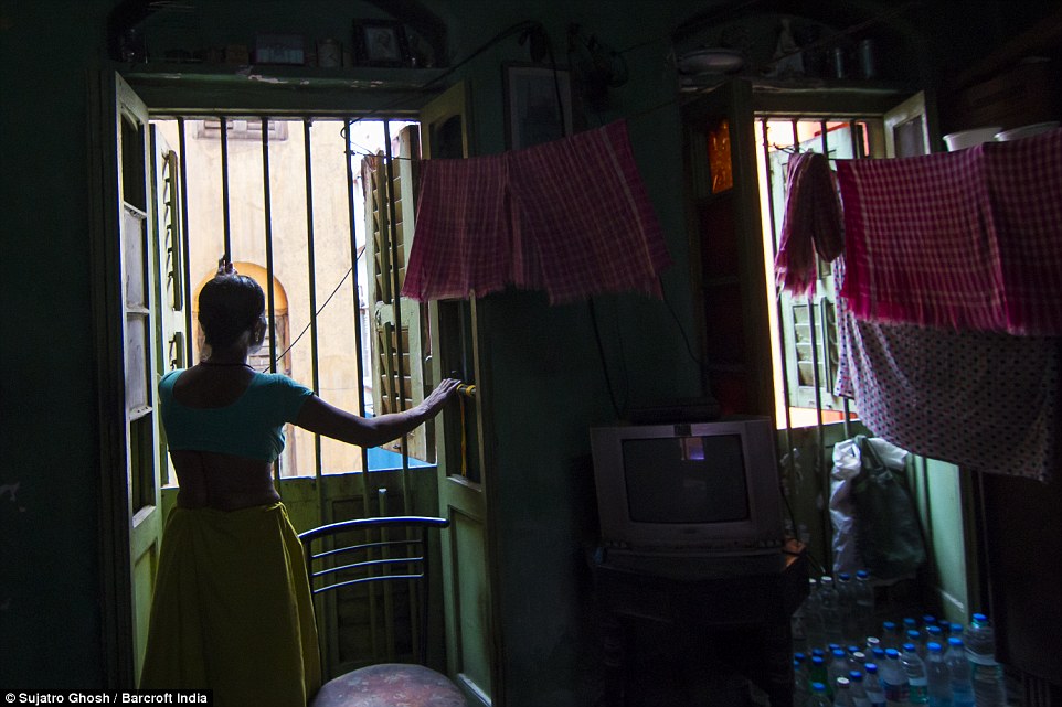 72歲的Maya Banarjee說：“我已經(jīng)太老了，但是我不會(huì)離開?！? complete=