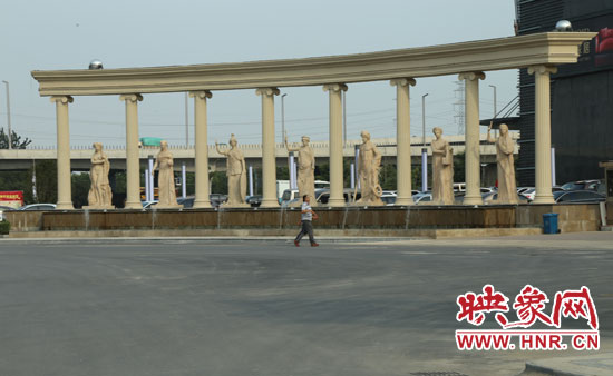 在這個“凱旋門”前是一處噴泉景觀。