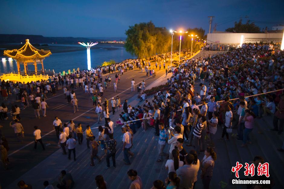 數(shù)萬(wàn)民眾前來(lái)黃河邊觀看河燈。 張?jiān)?攝