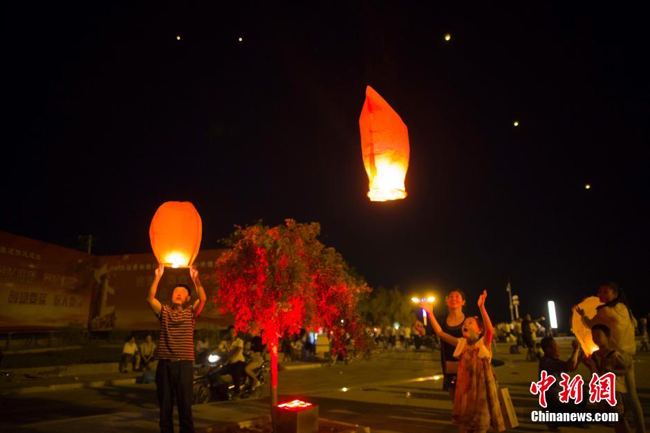 民眾燃起孔明燈助興。 張?jiān)?攝