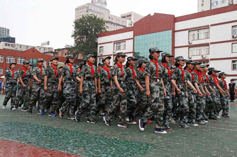 同學(xué)們在雨中堅持完成了會操表演。