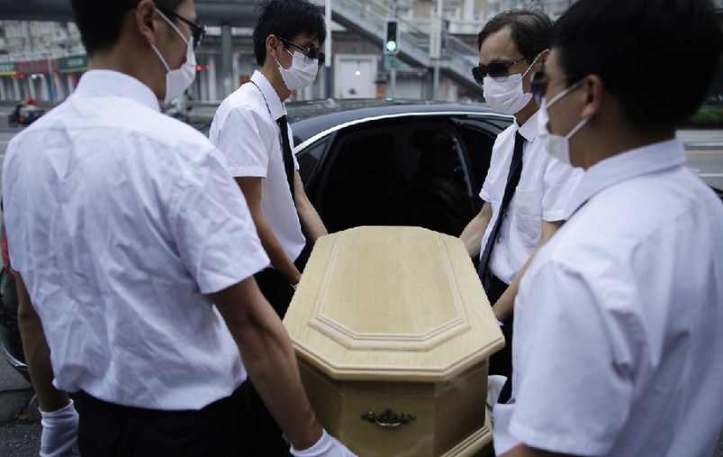 上海，花床、木棺、挽聯(lián)，在上海市閔行區(qū)一處私密的悼念室內(nèi)，一場小型追悼儀式正在舉行。