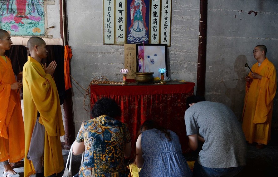 寺廟的僧人們在為寵物狗做超度。