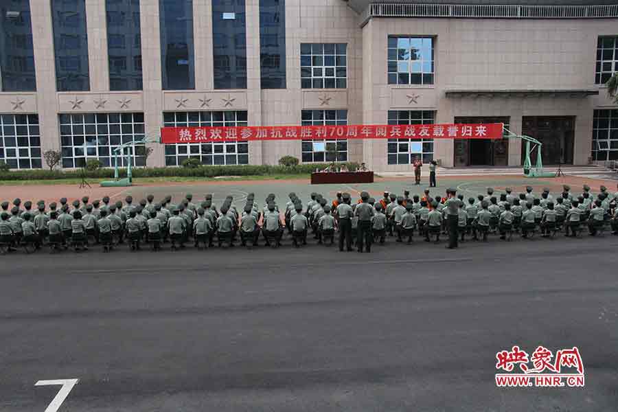 與戰(zhàn)友交流心得和訓(xùn)練經(jīng)驗