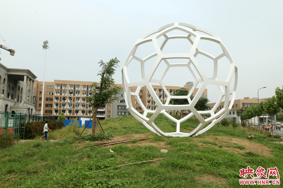 這是一座多邊形曲面藝術(shù)品，直徑約6米，剛剛建成，目前還沒有命名。