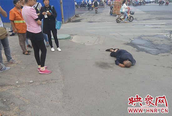 老人倒地后無(wú)人敢扶，過(guò)路市民拍照作證。