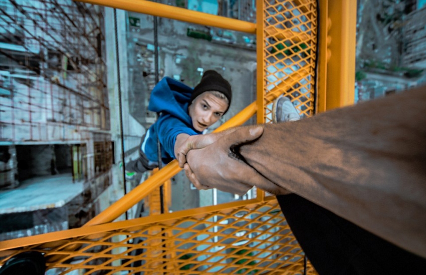 恐高癥慎入！俄羅斯小伙高空跑酷炫特技驚險(xiǎn)萬分