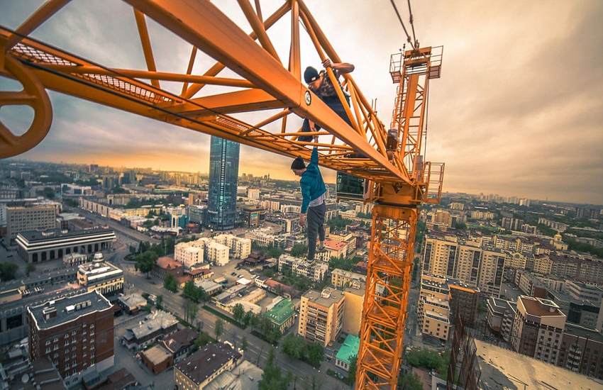 恐高癥慎入！俄羅斯小伙高空跑酷炫特技驚險(xiǎn)萬分