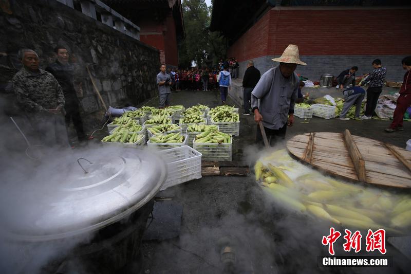 少林禪耕農(nóng)場迎來秋收 免費煮玉米送游客 少林禪耕農(nóng)場迎來秋收 免費煮玉米送游客
