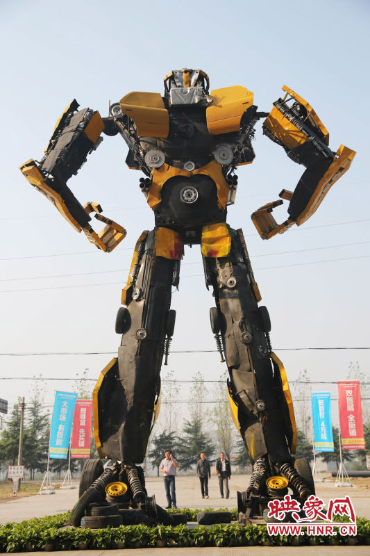 10月14日，一只高18米、寬8米的“變形金剛”矗立在河南省平頂山市寶豐縣一家企業(yè)門前。