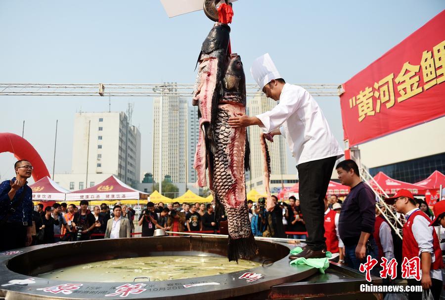 河南鄭州，一個直徑3.15米，深0.7米，可容納3噸高湯的“中原第一鍋”現(xiàn)場烹煮火鍋盛宴。