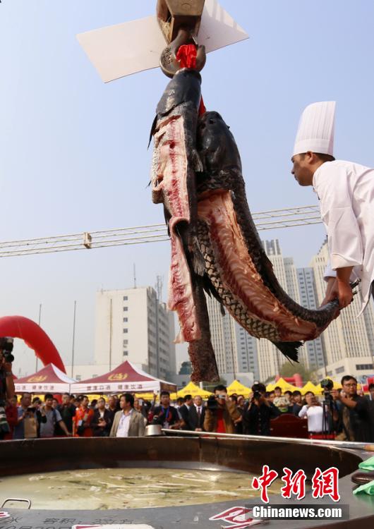 廚師對魚肉進行處理。 圖片來源：CFP視覺中國