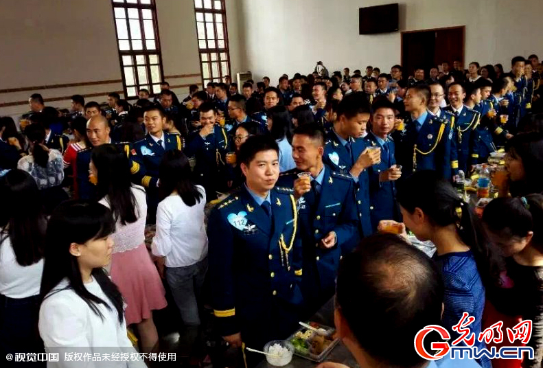 湖北武漢，“嫁人就嫁解放軍”，每年一屆的武漢軍旅姻緣會17日在駐漢空軍某指揮所文化活動中心舉行