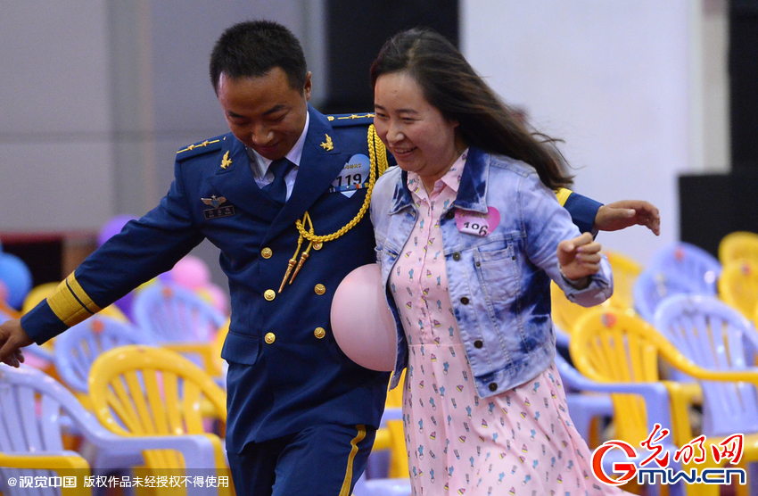 湖北武漢，“嫁人就嫁解放軍”，每年一屆的武漢軍旅姻緣會17日在駐漢空軍某指揮所文化活動中心舉行