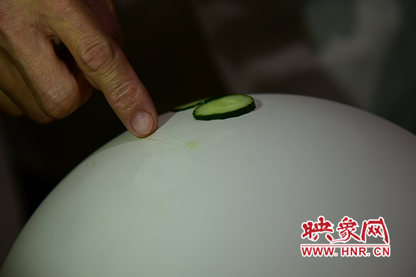 在面團(tuán)氣球上切菜。