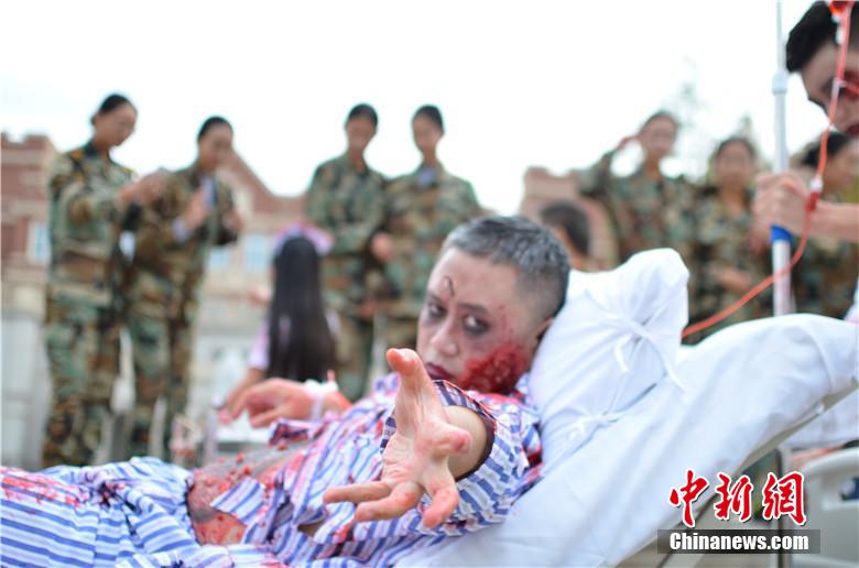 該校院長也參與其中，與學(xué)生共同嗨翻校園。 何浠 攝