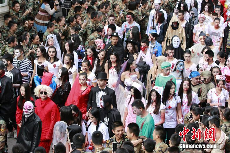 校園“萬圣節(jié)”恐怖化妝派對讓“群鬼”聚集。 何浠 攝