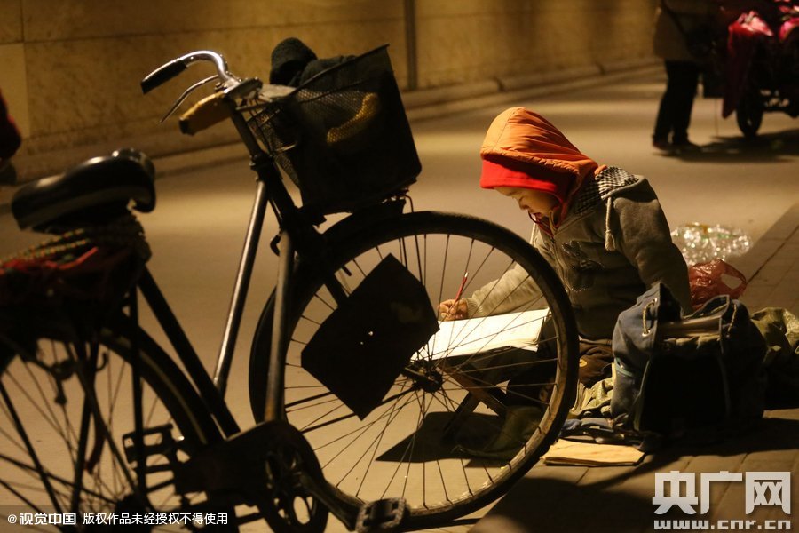 他的父母說，晚上回去晚，孩子的作業(yè)都是在這寫，做小生意不容易，孩子還陪著遭罪，經(jīng)常還有城管攆著不讓在這賣。