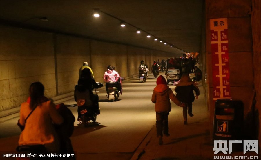 寫完作業(yè)，小一航與鄰居的小伙伴在大橋下玩耍。