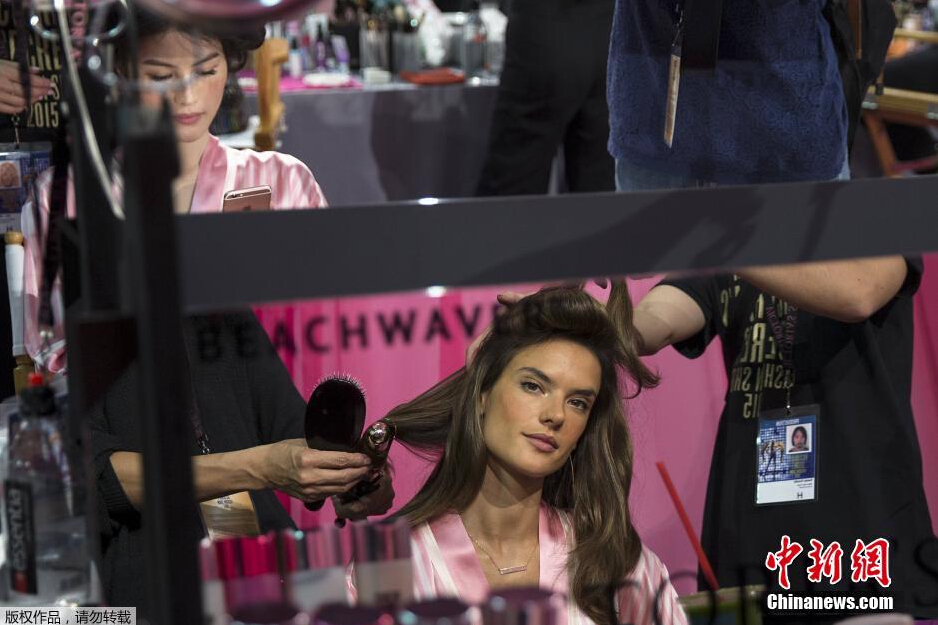 當(dāng)?shù)貢r(shí)間11月10日，2015維多利亞的秘密年度內(nèi)衣秀在紐約上演，模特在后臺(tái)緊張地準(zhǔn)備中。