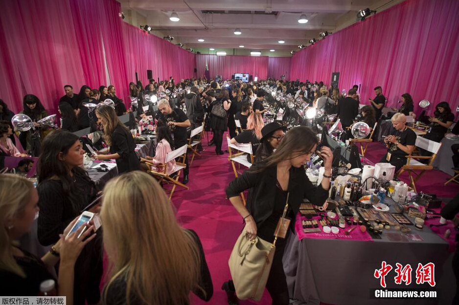 當(dāng)?shù)貢r(shí)間11月10日，2015維多利亞的秘密年度內(nèi)衣秀在紐約上演，模特在后臺(tái)緊張地準(zhǔn)備中。