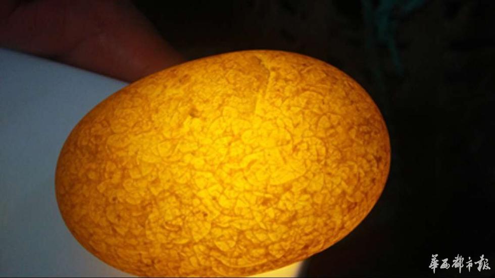 四川瀘州上演“瘋狂的石頭” 數(shù)百人河灘淘寶 四川瀘州上演“瘋狂的石頭” 數(shù)百人河灘淘寶