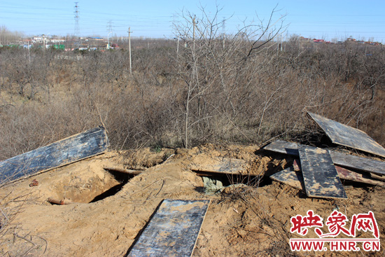 這次被盜的是位于北側(cè)的叔齊墓，墓塚上面有兩個盜洞，有十多米深。
