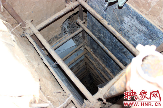 走上叔齊墓的頂端，可以清晰看到兩個沒有填土的坑洞，洞內(nèi)的四周從上往下放置著腳手架，深不見底。