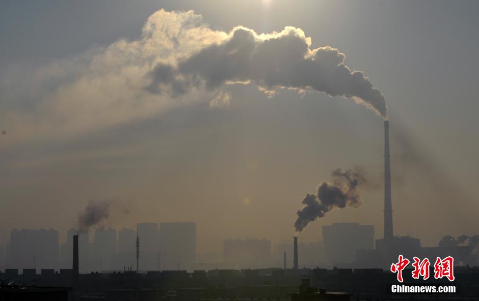 沈陽上空“大氣對流” 煙柱飄向不同方向 沈陽上空“大氣對流” 煙柱飄向不同方向