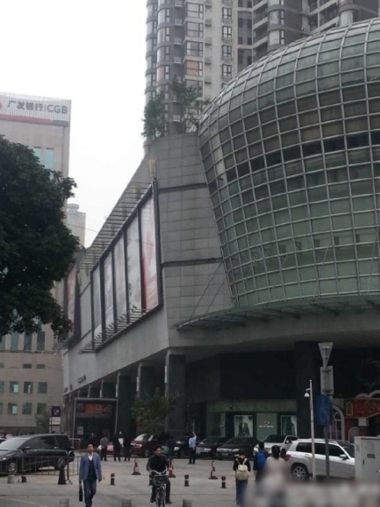 一輛停在停車位上的寶馬轎車，被墜落的樹枝砸中，樹枝徑直插入車內，現場引發(fā)不少市民圍觀拍照。