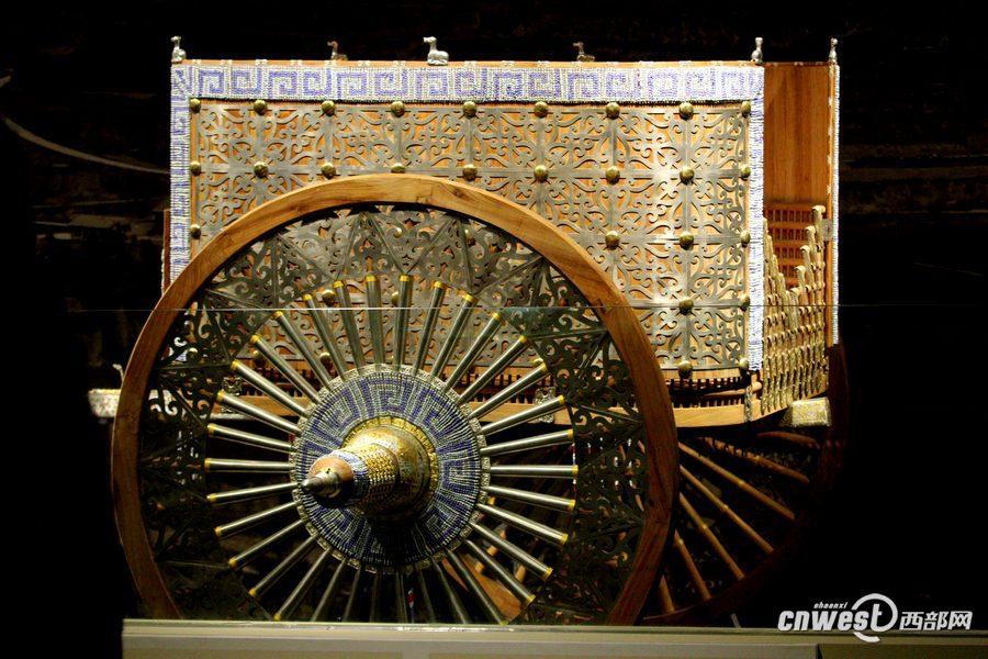 1月7日，甘肅省考古研究所所長(zhǎng)王輝向人們介紹花了200萬(wàn)元復(fù)制的禮儀車輛。