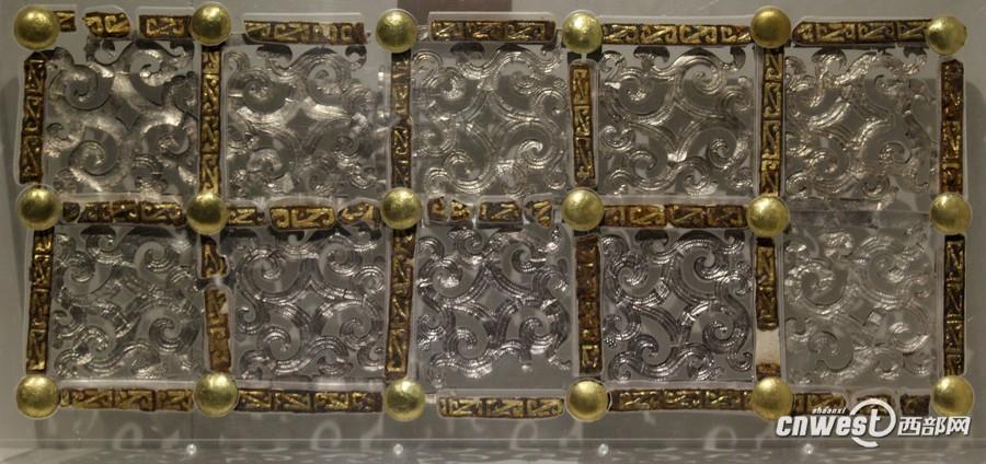 出土的車廂側(cè)板裝飾物。