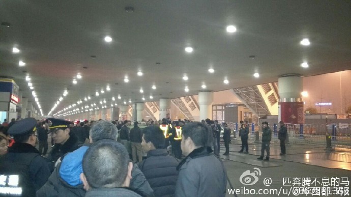 據(jù)現(xiàn)場(chǎng)網(wǎng)友表示：交警和出租車司機(jī)吵了起來。