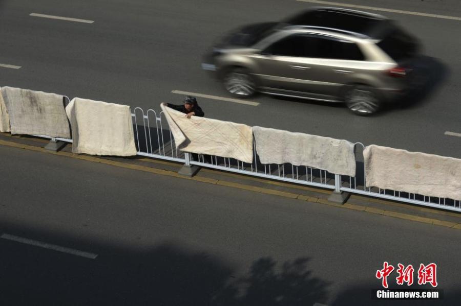 湖南長沙市民曬被“占領(lǐng)”馬路