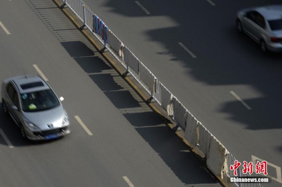 湖南長沙市民曬被“占領(lǐng)”馬路