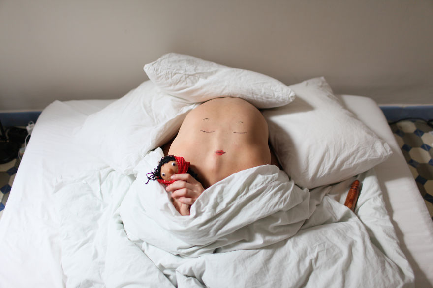 奇葩攝影師拍攝“新生物”:后背畫臉 奇葩攝影師拍攝“新生物”:后背畫臉