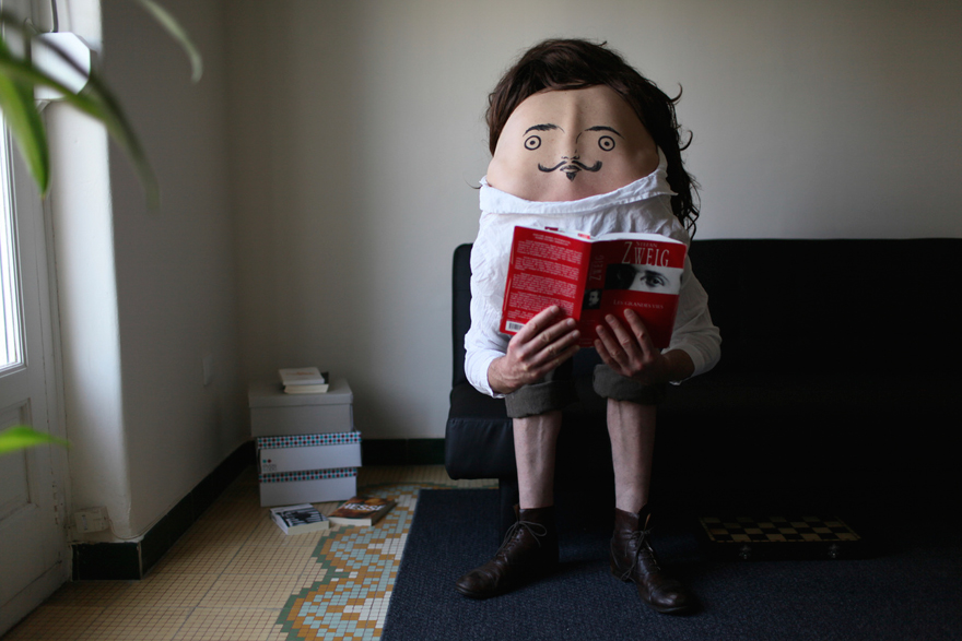 奇葩攝影師拍攝“新生物”:后背畫臉 奇葩攝影師拍攝“新生物”:后背畫臉