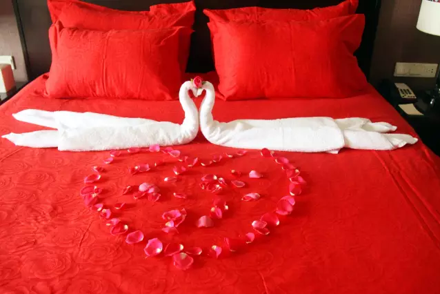 情人節(jié)最溫暖告白！84歲老人包下整樓示愛老伴