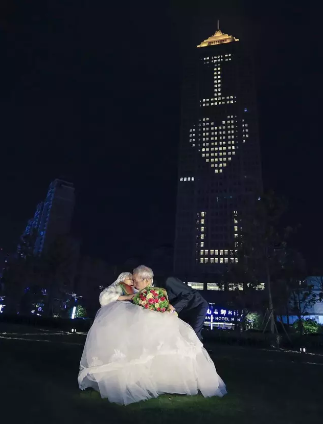 情人節(jié)最溫暖告白！84歲老人包下整樓示愛老伴