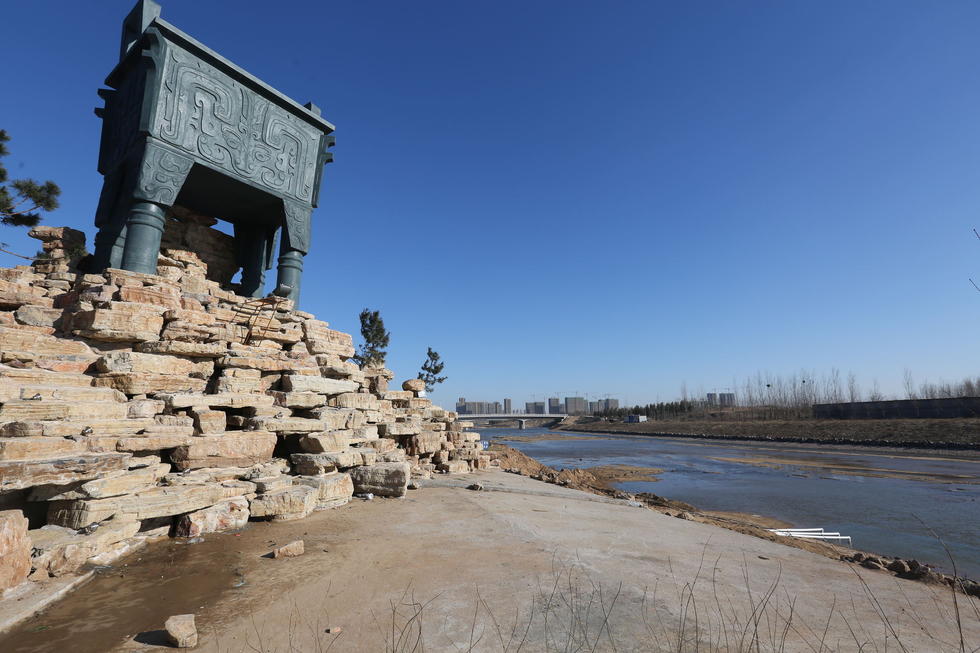 鄭州河邊建十米高銅鼎無(wú)防護(hù) 網(wǎng)友:不怕淹了？