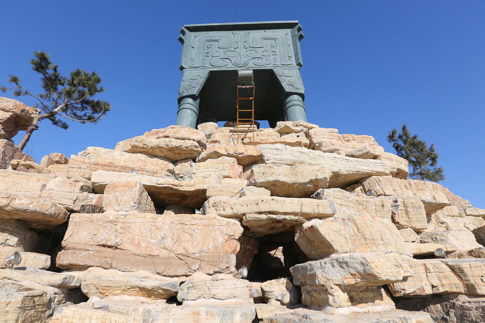 鄭州河邊建十米高銅鼎無(wú)防護(hù) 網(wǎng)友:不怕淹了？