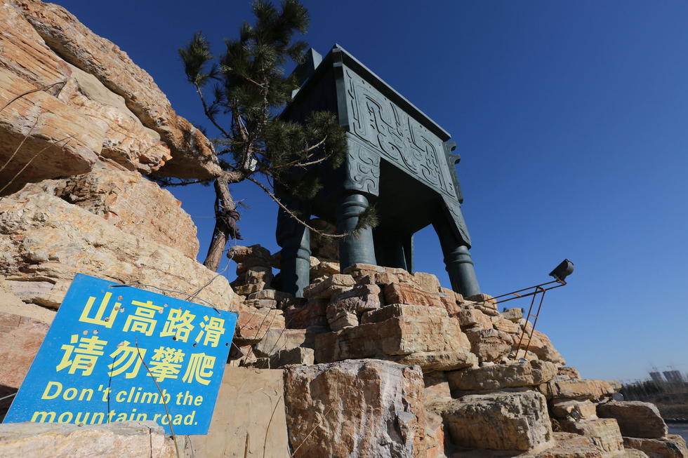 鄭州河邊建十米高銅鼎無(wú)防護(hù) 網(wǎng)友:不怕淹了？