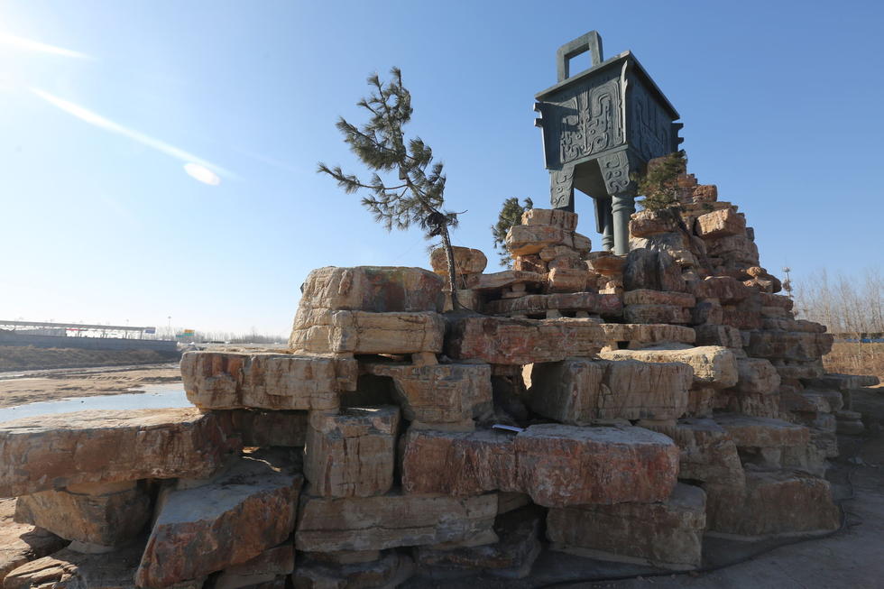 鄭州河邊建十米高銅鼎無(wú)防護(hù) 網(wǎng)友:不怕淹了？