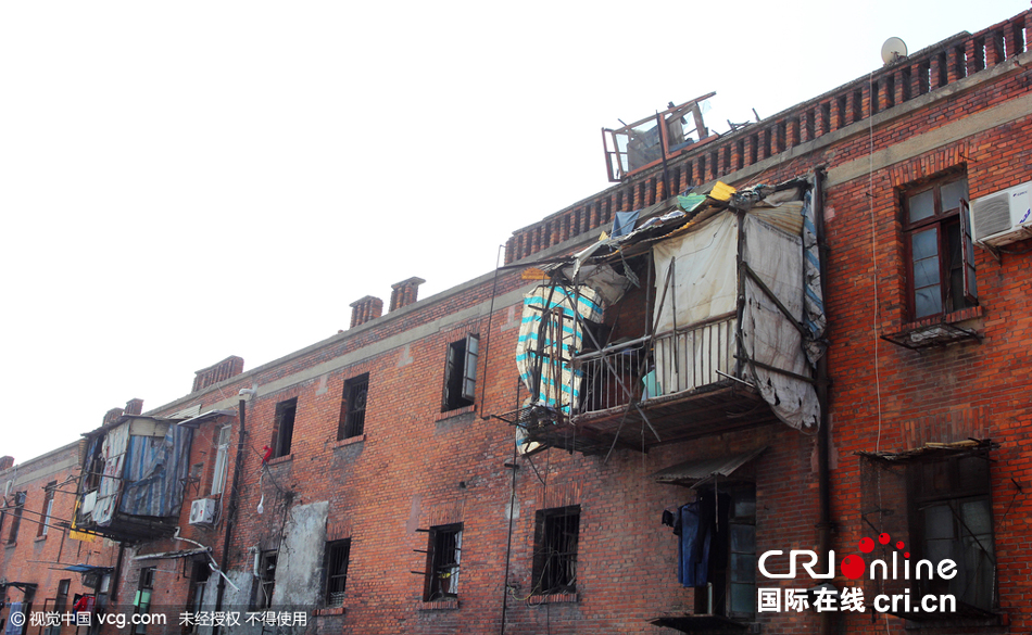 武漢一宿舍樓墻外懸掛“空中樓閣”20余年 武漢一宿舍樓墻外懸掛“空中樓閣”20余年