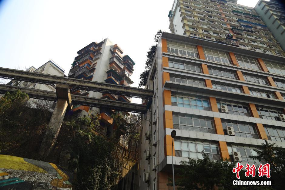 重慶輕軌列車穿樓而過場面震撼 重慶輕軌列車穿樓而過場面震撼