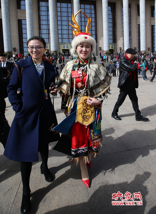 這位黑龍江代表團(tuán)的人大代表，頭上高高的頭飾相當(dāng)搶眼